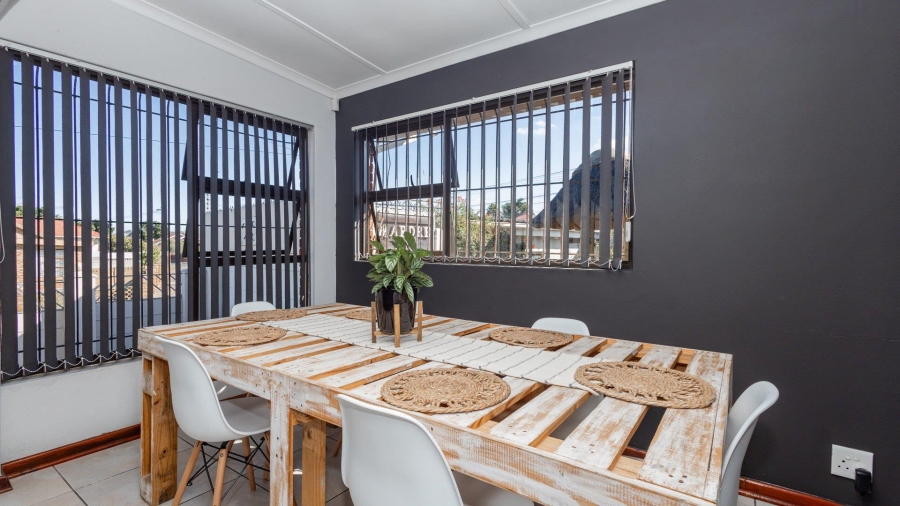 5 Bedroom Property for Sale in Avondale Western Cape